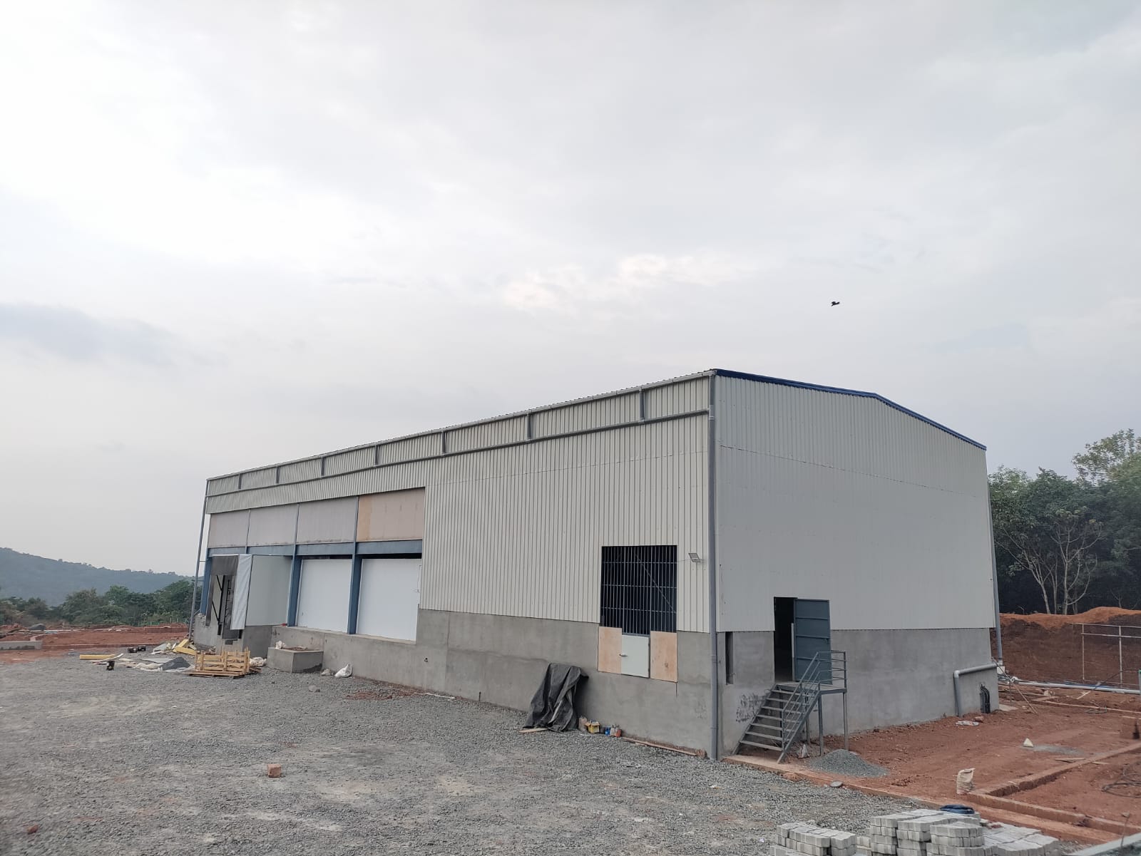 Pre engineered PEB steel warehouse building with metal wall cladding