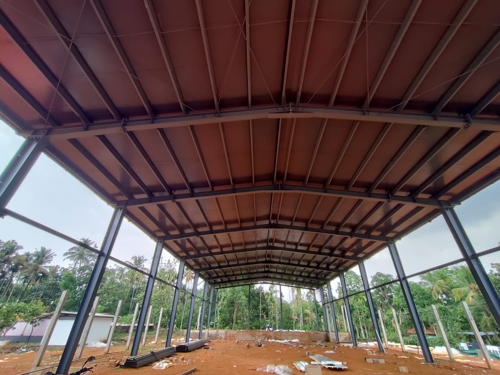 Structural steel frame and rafter erection for industrial building