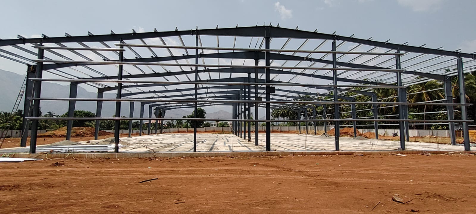 Large span pre-engineered steel structure building assembly